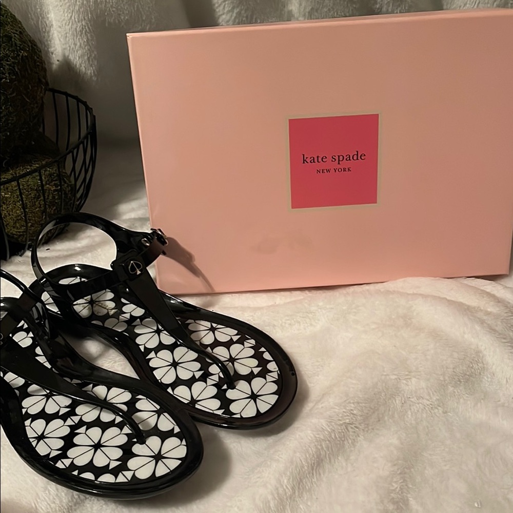 Stylish Black Sandals with Floral Design - Picture 4 of 6